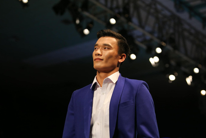 Sự xuất hiện bất ngờ của Bùi Tiến Dũng khiến khán giả thích thú, dành cho anh những tràng pháo tay cổ vũ.