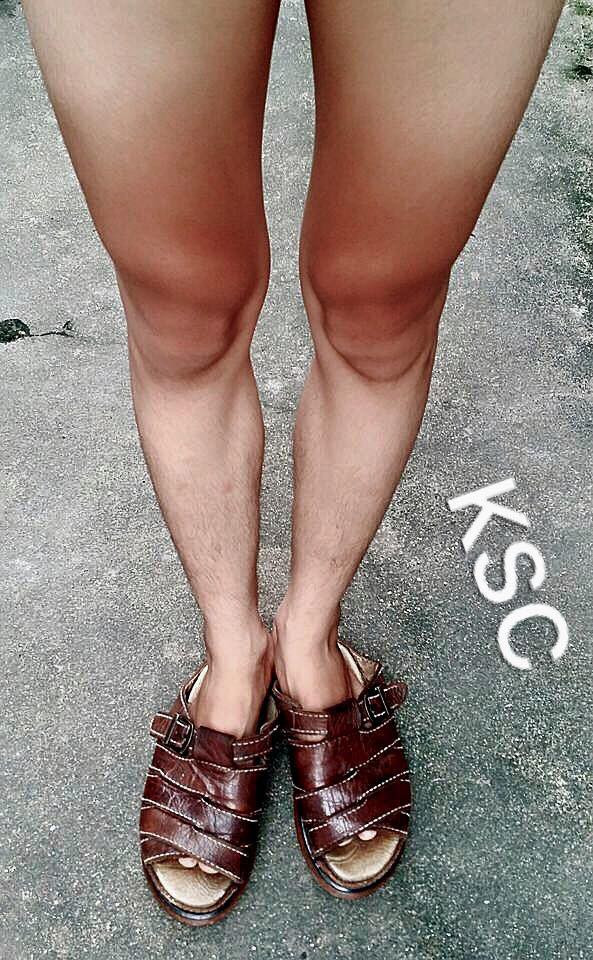 Mới đây, dân tình đã đồng loạt kêu khổ khi đăng hình ảnh làn da loang lổ 2 màu của mình vì sự công phá của nắng nóng đầu hè.