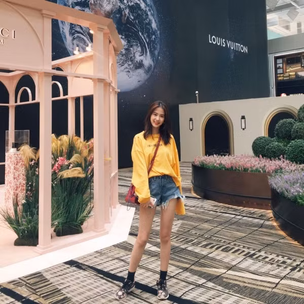 Đôi chân dài và thân hình mảnh mai khiến bản sao của Lưu Diệc Phi trở nên nổi bật.