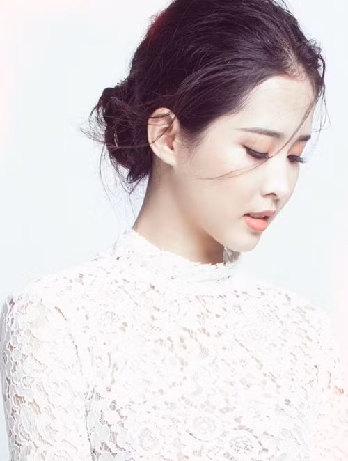 Sở hữu gương mặt trái xoan dịu dàng, làn da trắng, mũi cao, môi chúm chím và một vóc dáng thanh mảnh, cô gái này thật sự rất giống với ngọc nữ xứ Trung - Lưu Diệc Phi.