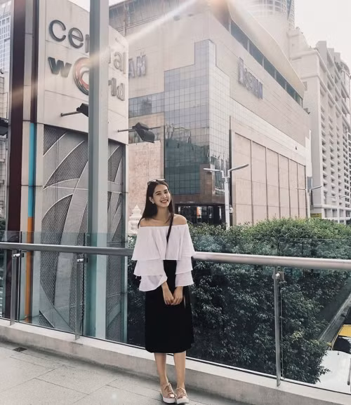 Vóc dáng mảnh mai đi kèm với mái tóc dài, cùng một thần thái dịu dàng mong manh Ngọc Diệp cực giống với các Lưu Diệc Phi và cũng bởi vậy mà cô nổi bật mỗi khi xuất hiện.