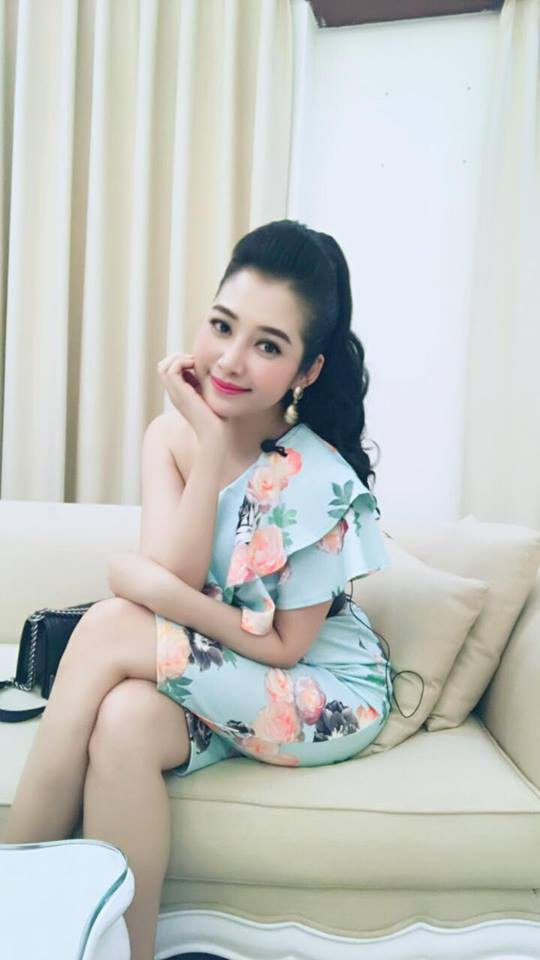 Hồ Lợi cho biết rất tự tin khi thẩm mỹ và không sợ đau nên đã thực hiện cùng lúc 3 thủ thuật bao gồm nâng ngực, nâng mũi và cấy mỡ da, thái dương.