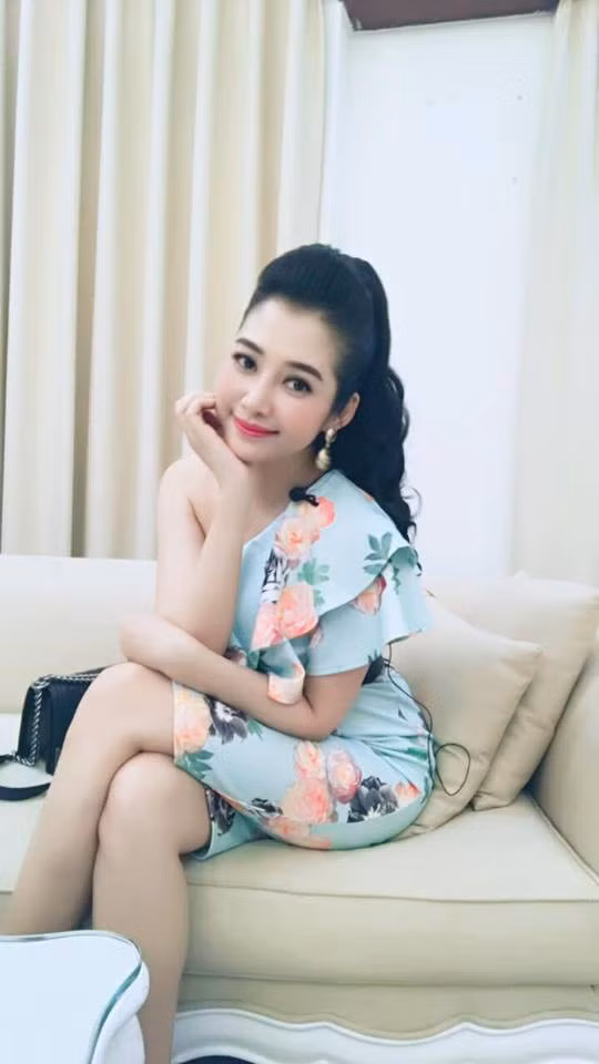 Hồ Lợi cho biết rất tự tin khi thẩm mỹ và không sợ đau nên đã thực hiện cùng lúc 3 thủ thuật bao gồm nâng ngực, nâng mũi và cấy mỡ da, thái dương.