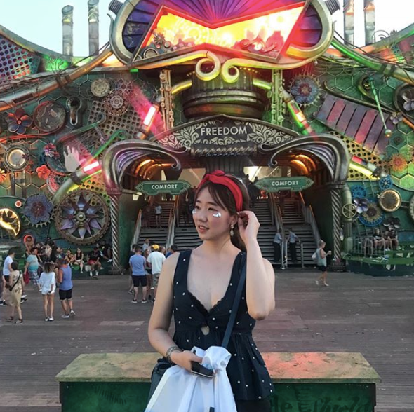 Một thiên thần đến từ Hàn Quốc xuất hiện tại cổng chính Tomorrowland 2018.