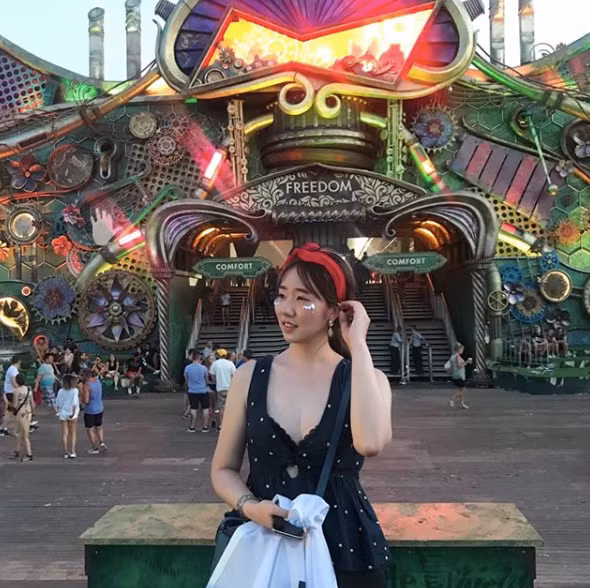 Một thiên thần đến từ Hàn Quốc xuất hiện tại cổng chính Tomorrowland 2018.