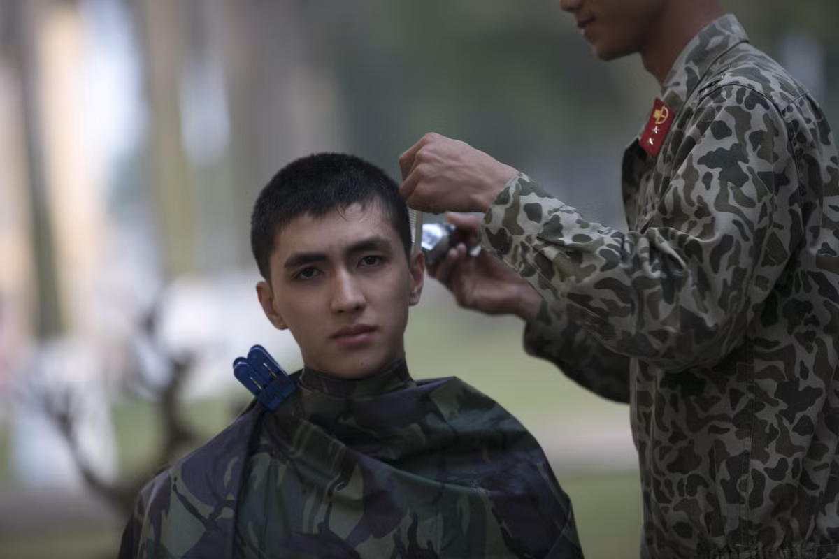 Ngay khi đặt chân đến với Lữ đoàn đặc công 113, Bình An bước vào lễ nhận quân và sau đó thử thách đầu tiên đã đến với chàng hot boy điển trai này. Trước đây, ai cũng nhận ra Bình An bằng vẻ thư sinh với mái tóc đẹp chẳng kém cạnh những sao Hàn nhưng khi bước vào quân ngũ, anh chàng này phải "xuống tóc" theo đúng quy định của nhà binh.