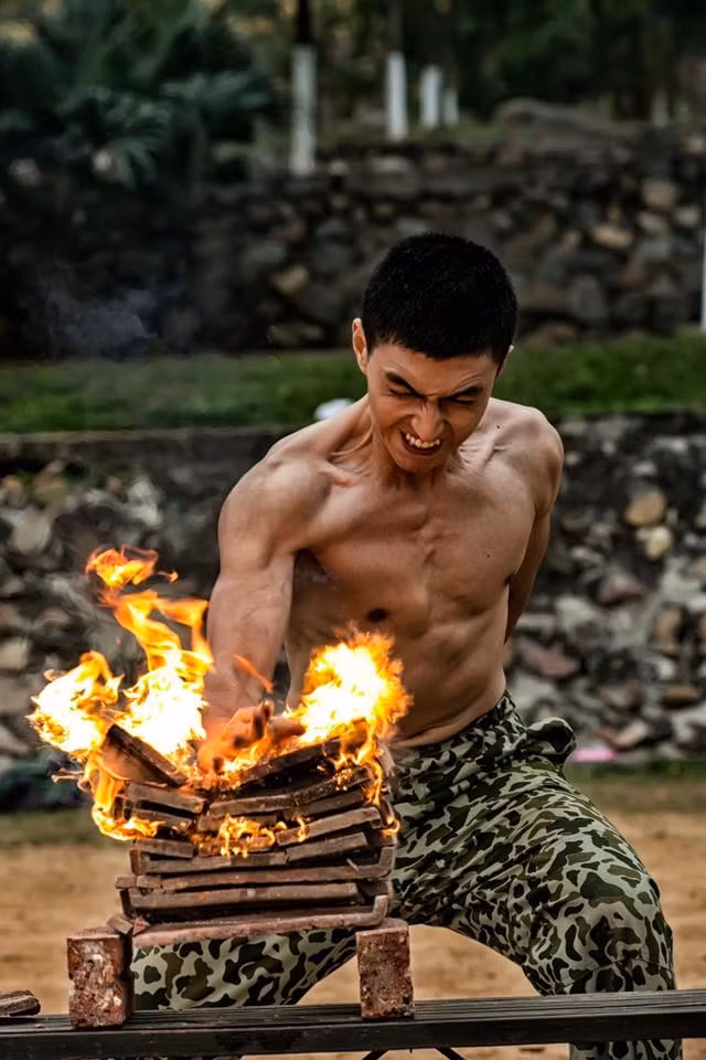 Việc cắt tóc hay tắm chỉ là những thử thách ban đầu với Bình An, sau đó anh còn phải tiếp tục với những bài tập đặc biệt mà lính đặc công phải kinh qua như chặt gạch hay cởi trần vượt sông tấn công.