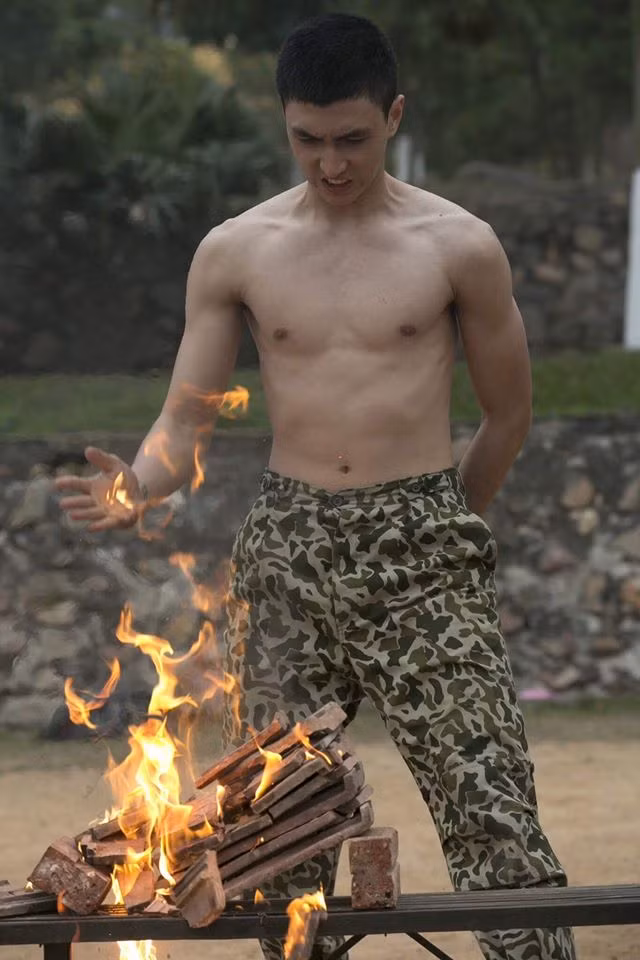 Chập chững bước vào doanh trại, Bình An đã có những phản ứng đầu tiên khi anh có phần “bức xúc” vì phải nằm giường tầng phía trên, điều này rất khó cho việc di chuyển và sinh hoạt thường ngày của anh. Đồng thời anh liên tục thắc mắc những điều mới mẻ trong môi trường sinh hoạt mới. Tuy nhiên với việc phải tuân thủ "quân lệnh như sơn" chàng hot boy này phải chấp nhận.