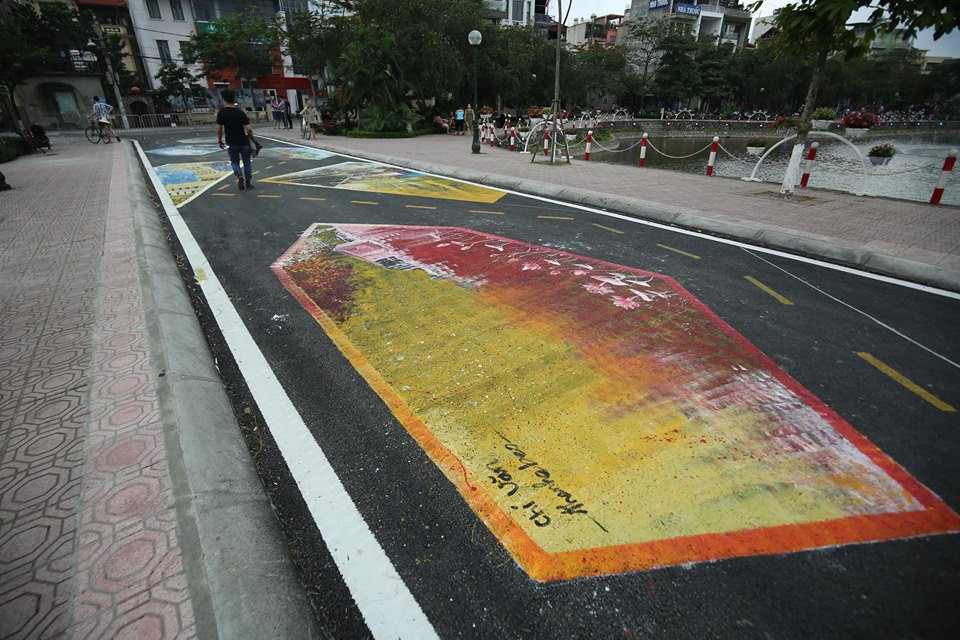 Ngoài việc "thẩm" hội họa, người dân khi có mặt tại phố đi bộ Trịnh Công Sơn còn được đánh thức thính giác bằng sân khấu ngoài trời rộng hơn 2.000m2, chuyên biểu diễn các tiết mục văn hóa như nhạc Trịnh Công Sơn, múa rối nước, hát quan họ.