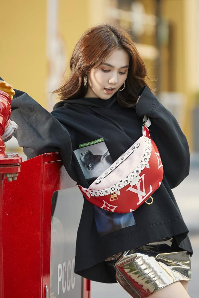 Khi cần lên đồ sang chảnh nhưng không kém phần "nghịch", Ngọc Trinh đã phối hợp thêm chiếc túi đeo chéo của hãng LV.