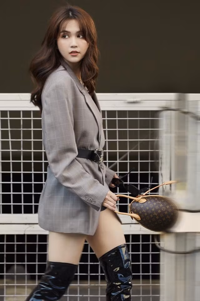 Thời trang xuống phố của Nữ hoàng đồ lót - Ngọc Trinh toàn những thương hiệu khá sang chảnh như LV hay Dsquared2....