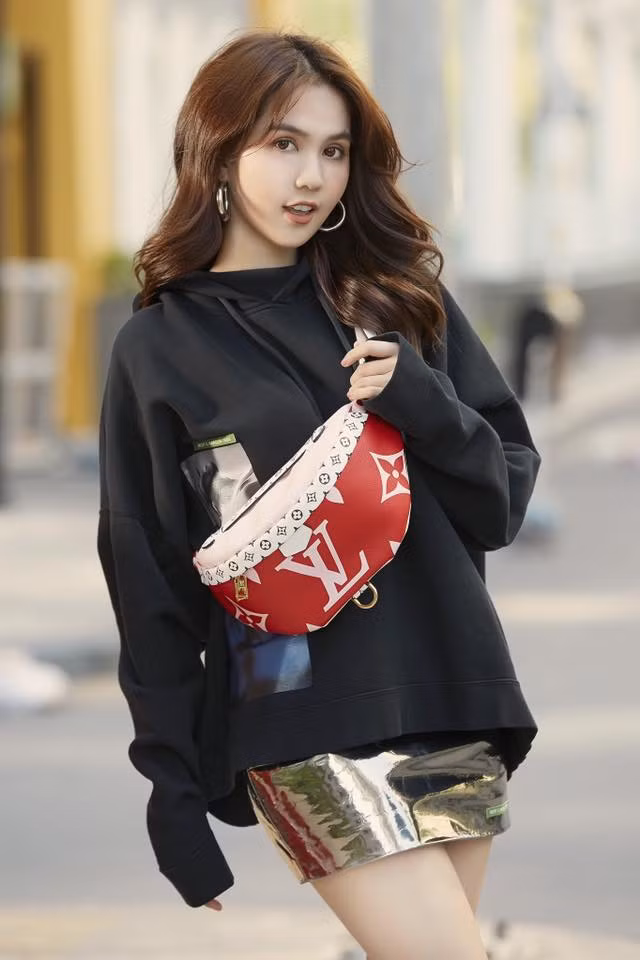 Những bộ đồ được Ngọc Trinh phối đều mang sự năng động nhưng không thiếu vẻ quyến rũ và khỏe khoắn.