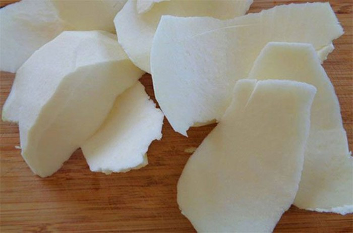 Tại Thái Lan, món đặc sản mứt bưởi rất nổi tiếng. Nó còn được xuất khẩu sang một số nước, trong đó có Việt Nam. Khi nhập về Việt Nam, mứt vỏ bưởi có giá bán tới 600.000 đồng một kg, cao gấp 2-3 lần so với sản phẩm trong nước.