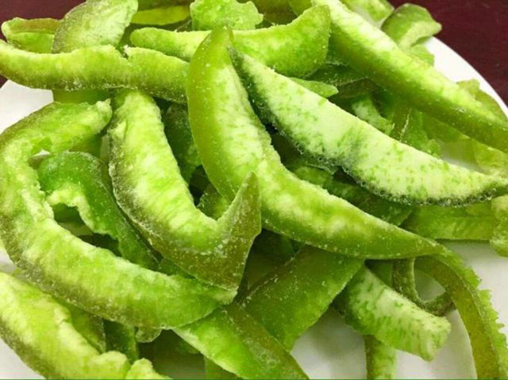 Da phần người Việt chưa biết nhiều về công dụng của vỏ bưởi, cùi bưởi nên chúng bị xem là đồ bỏ đi. Tuy nhiên, chúng lại được người Thái Lan mua về để làm mứt ăn.