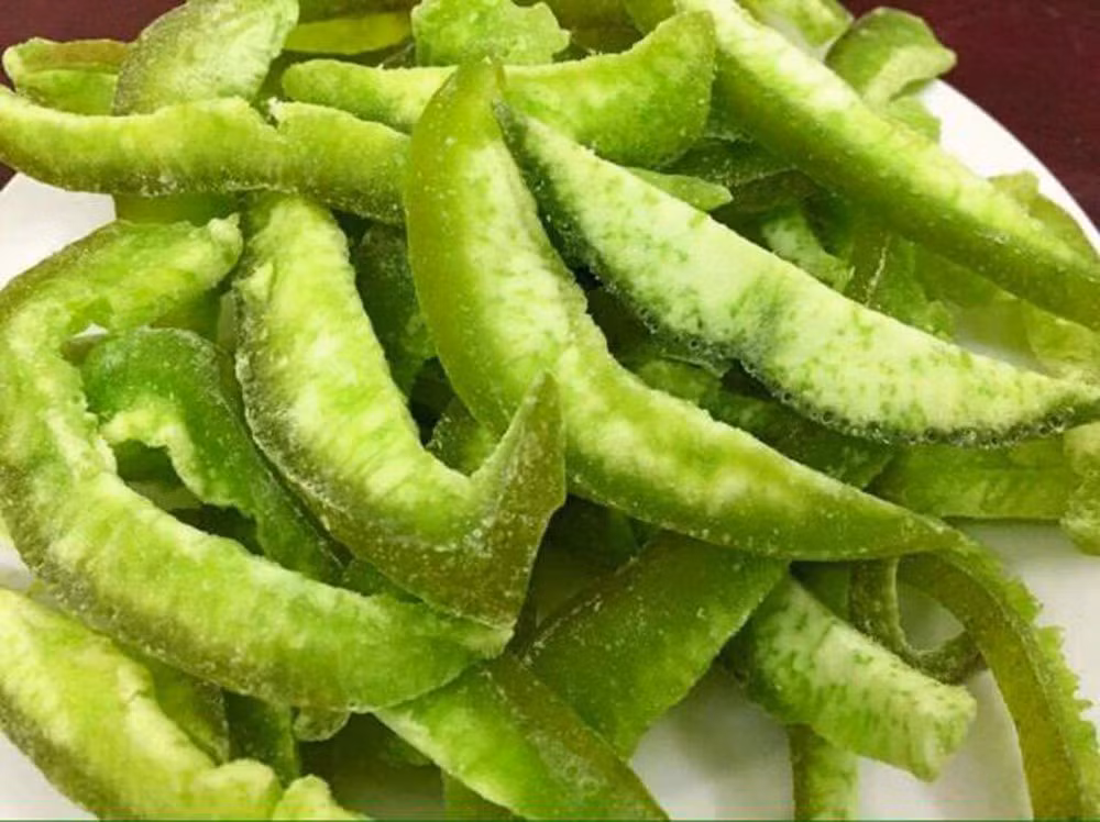 Da phần người Việt chưa biết nhiều về công dụng của vỏ bưởi, cùi bưởi nên chúng bị xem là đồ bỏ đi. Tuy nhiên, chúng lại được người Thái Lan mua về để làm mứt ăn.