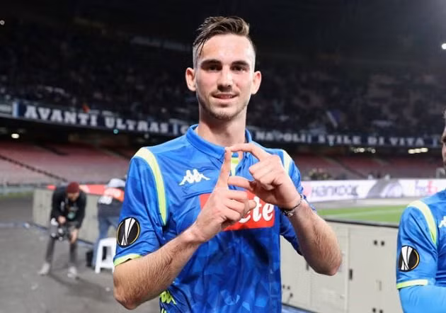 Theo Calciomercato, Liverpool là cái tên mới nhất thể hiện mong muốn ký hợp đồng với Fabian Ruiz. Ấn phẩm của Ý tuyên bố Lữ đoàn Đỏ sẵn sàng mua nhà vô địch U21 châu Âu - được định giá ở mức 70 triệu euro - vào năm 2020.