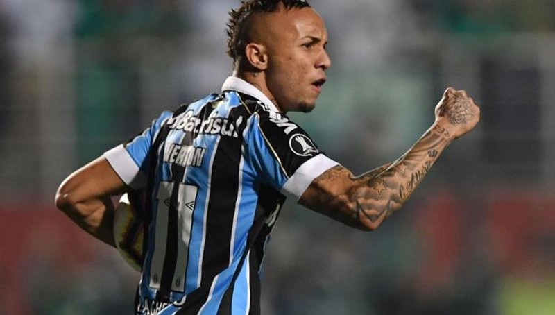 Chuyển nhượng bóng đá từ Tuttosport, AC Milan ẽ sớm đàm phán với Gremio để hỏi mua Everton Soares trước khi thị trường chuyển nhượng mùa đông mở cửa.