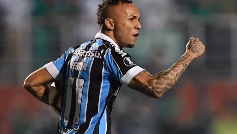 Chuyển nhượng bóng đá từ Tuttosport, AC Milan ẽ sớm đàm phán với Gremio để hỏi mua Everton Soares trước khi thị trường chuyển nhượng mùa đông mở cửa.