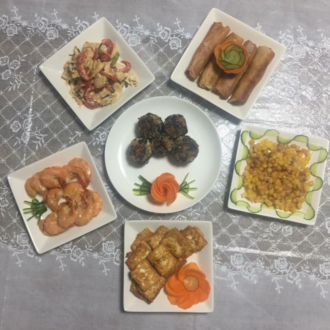 Thời sinh viên, My ở cùng với mấy đứa bạn nên việc nấu ăn cũng giao hết cho đứa chung phòng. Vì My nấu bị bỏng người một lần nên các bạn không cho nấu nữa, chỉ xếp hàng rửa bát. Cũng vì thế mà cô bạn cảm thấy nấu ăn là một công việc khó vô cùng.