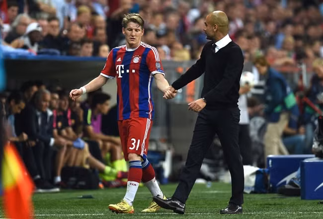 Schweinsteiger từng là người hùng trong lòng người hâm mộ ông lớn xứ Bavaria và đội tuyển Đức. Thái độ, tình cảm, tính cách, và tài năng tuyệt vời của mình. Tiền vệ người Đức là nòng cốt trong cú ăn ba lịch sử dưới thời HLV Heynckes và được kỳ vọng sẽ có đóng góp lớn dưới thời Guardiola.