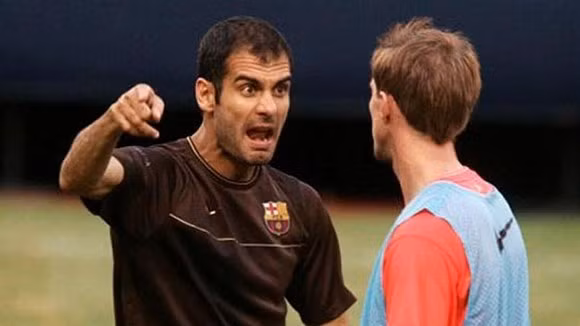 Vào tháng ba năm 2009, Hleb đã tuyên bố không muốn lãng phí những ngày tháng tươi đẹp của sự nghiệp trên ghế dự bị. Điều này đã khiến cho mâu thuẫn giữa anh cùng Guardiola trở nên căng thẳng hơn. Cuối mùa giải đó, Hleb chỉ có 17 lần ra sân cho ông lớn xứ Catalan, đáng nói hơn, 15/17 lần là từ trên băng ghế dự bị.