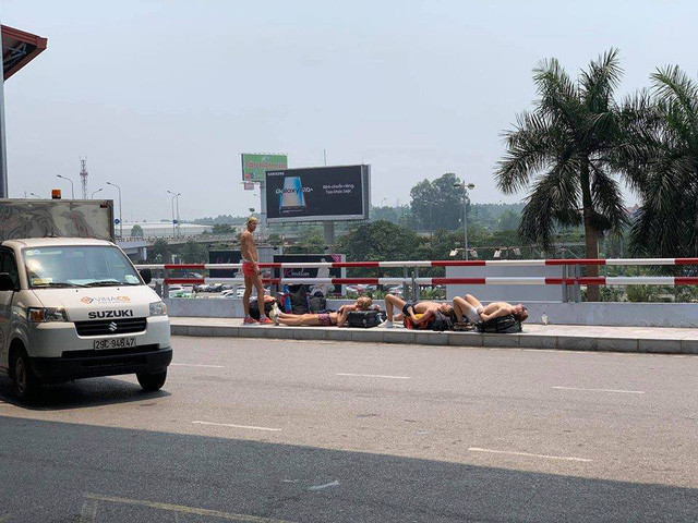 Ngay sau khi được đăng tải, những bức ảnh về nhóm du khách nước ngoài phơi nắng phản cảm đã thu hút hàng ngàn lượt bình luận, chia sẻ và không ít người thả biểu tượng mặt buồn trước những hình ảnh phản cảm này.