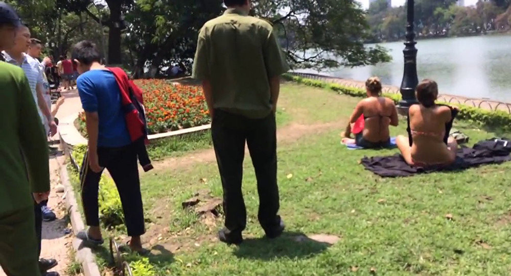 Chứng kiến cảnh tượng này, rất nhiều ý kiến khác nhau đã được cư dân mạng đưa ra, trong đó không ít người cho rằng đây là một hành động "dại dột" có thể ảnh hưởng xấu tới sức khỏe và tạo ấn tượng không mấy đẹp nơi đông người qua lại.