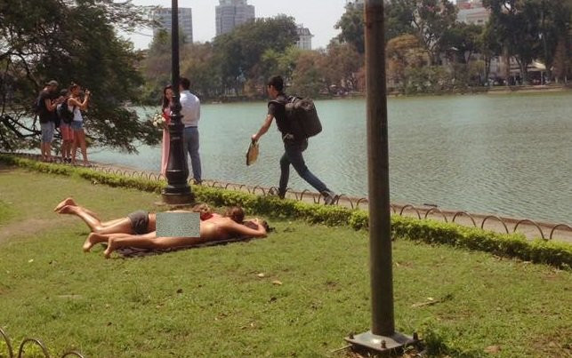 Sau khi sự việc 2 du khách nước ngoài phơi nắng diễn ra, lực lượng an ninh khu vực đã tới nhắc nhở hành động "kém sang" của các du khách nước ngoài này và yêu cầu họ mặc quần áo.