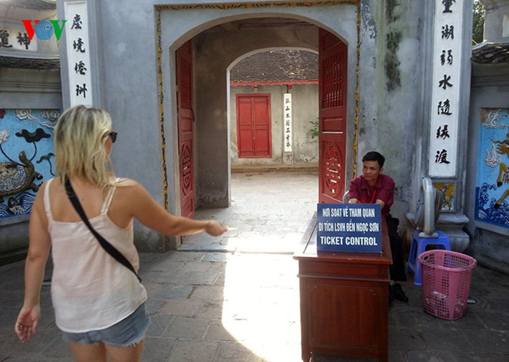 Đa phần các dân mạng cho rằng "nhập gia, tùy tục" nên đưa ra một thông báo chung trước các điểm du lịch đối với các khách nước ngoài để họ ăn mặc cho kín đáo trước khi vào tham quan.