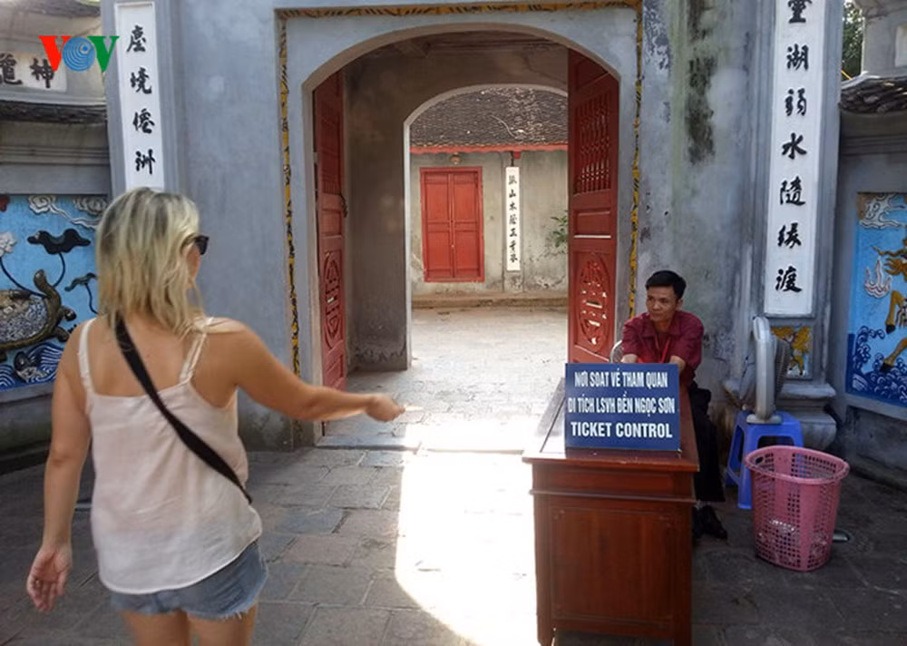 Đa phần các dân mạng cho rằng "nhập gia, tùy tục" nên đưa ra một thông báo chung trước các điểm du lịch đối với các khách nước ngoài để họ ăn mặc cho kín đáo trước khi vào tham quan.