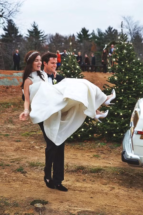 Sau khi hẹn hò, năm nào cặp đôi "uyên ương" người Mỹ này cũng đến vườn thông để chăm sóc những cây thông và ôn lại kỉ niệm hẹn hò.