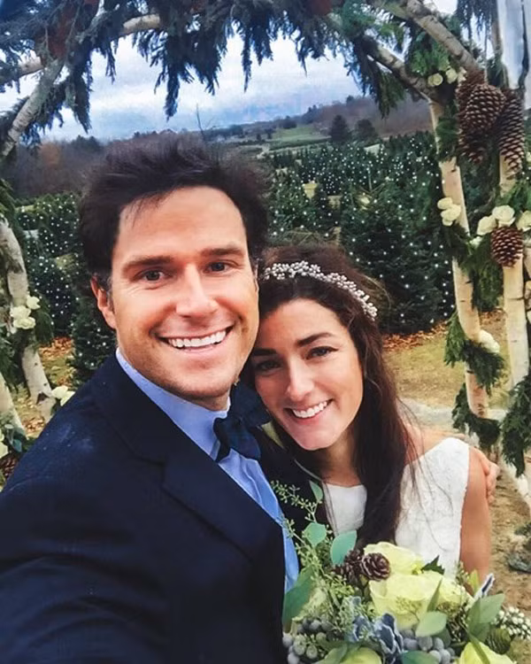 Đến khi tình yêu đơm hoa kết trái, cặp đôi này quyết định tổ chức đám cưới ở chính vườn cây thông Noel hẹn hò của mình.