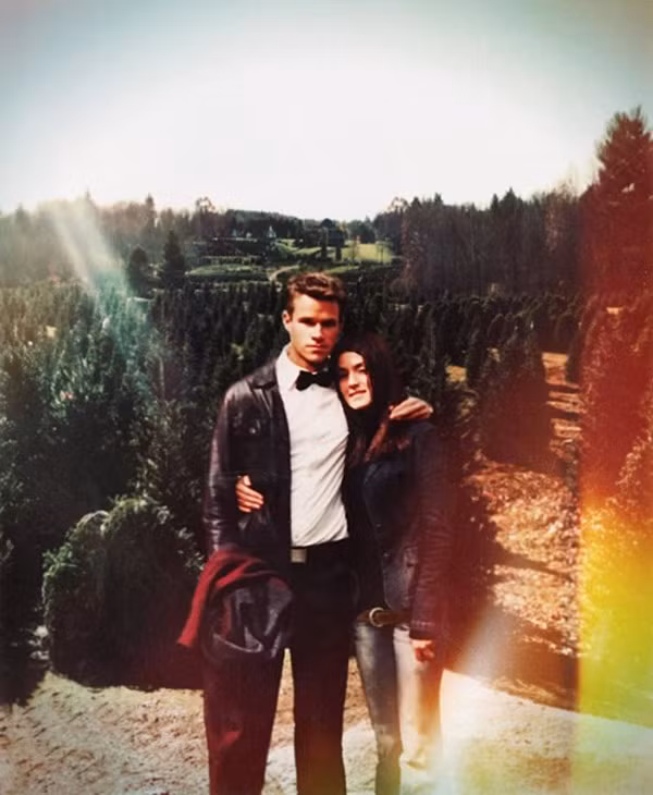 Cách đây 15 năm cặp đôi người Mỹ có tên là Sarah Vickers và Kiel Patrick đã cùng nhau trồng một cây thông Noel để kỷ niệm việc bắt đầu hẹn hò của mình.