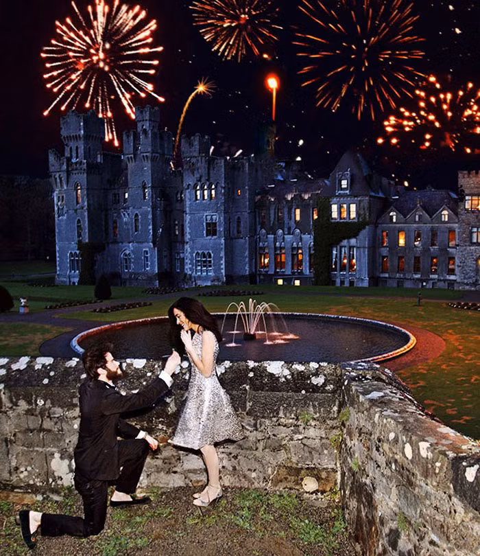 Trước đó, Kiel Patrick đã cầu hôn Sarah Vickers trước lâu đài dưới màn pháo hoa hết sức lãng mạn.