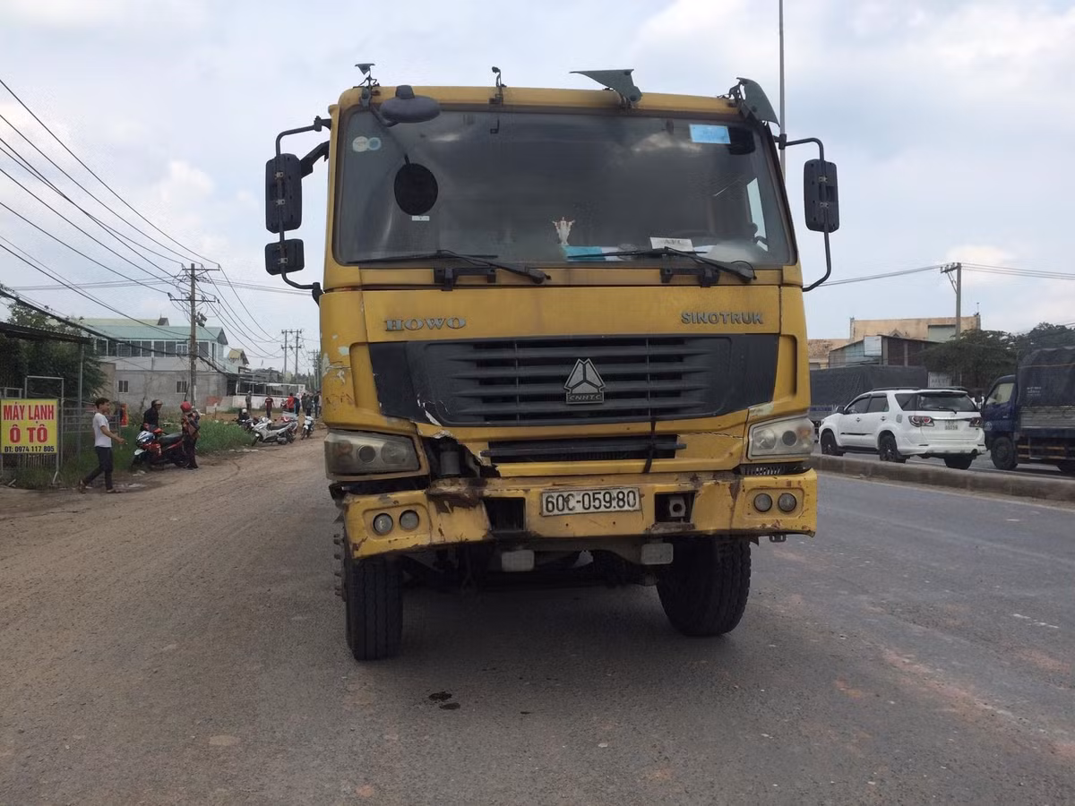 Va cham xe ben tren QL51, nguoi dan ong tu nan