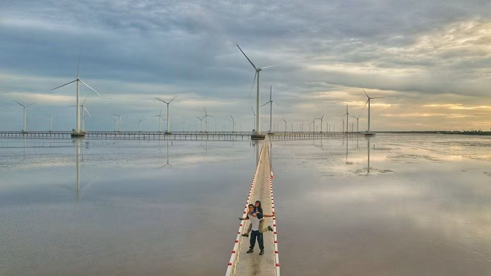 "Với những bạn đang có dự định xuyên Việt, điều quan trọng cần trang bị thêm kinh nghiệm, ngoài những đồ thiết yếu cá nhân các bạn nên tìm hiểu kỹ, lựa chọn lịch trình hướng đi và các địa điểm dừng chân nghỉ ngơi ăn uống hợp lý, tính toán thời gian chơi ở từng địa điểm và thời gian di chuyển tới các địa điểm để tránh mất thời gian, tìm hiểu kỹ tình hình xã hội điểm đến, ăn nghỉ. Và đặc biệt hãy chuẩn bị cho bản thân các kỹ năng sinh sống, sinh tồn với mọi trường hợp", Thúy Hằng cho hay.