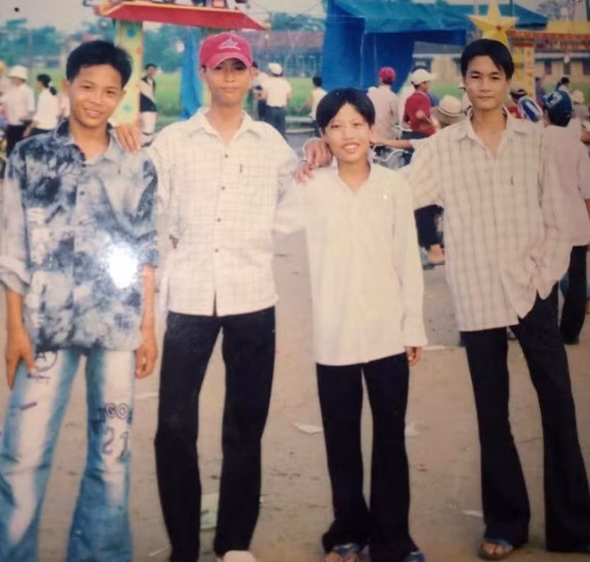 Ngắm nhìn lại những chiếc quần ống loe huyền thoại, các dân mạng thuộc thế hệ 8X bồi hồi chia sẻ rằng cái thời ấy mà có quả quần càng loe thì được cho là phong cách.