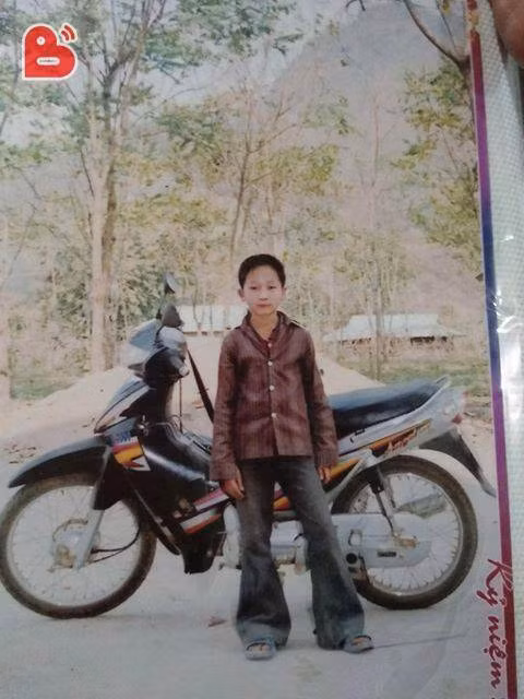 Đôi dép tổ ong, chiếc quần ống loe, đầu bổ luống là những đặc điểm ngoại hình rất dễ nhận biết và quen thuộc của thanh niên Việt Nam trong những thập niên cuối 80 đầu 90. Cho đến nay, với nhiều bạn trẻ 8X, 9X, chiếc quần này đã trở thành một biểu tượng, một hình ảnh "huyền thoại" mà mỗi khi nhắc đến nó ai cũng phải phì cười và bỗng hồi tưởng về quá khứ. Ảnh trong bài: Sưu tầm Facebook.