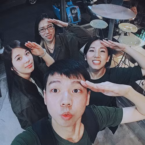 Cách tạo dáng này thích hợp để pose hình cùng nhóm bạn, dù là tư thế chào cờ trong quân đội nhưng không cần tỏ vẻ nghiêm túc.