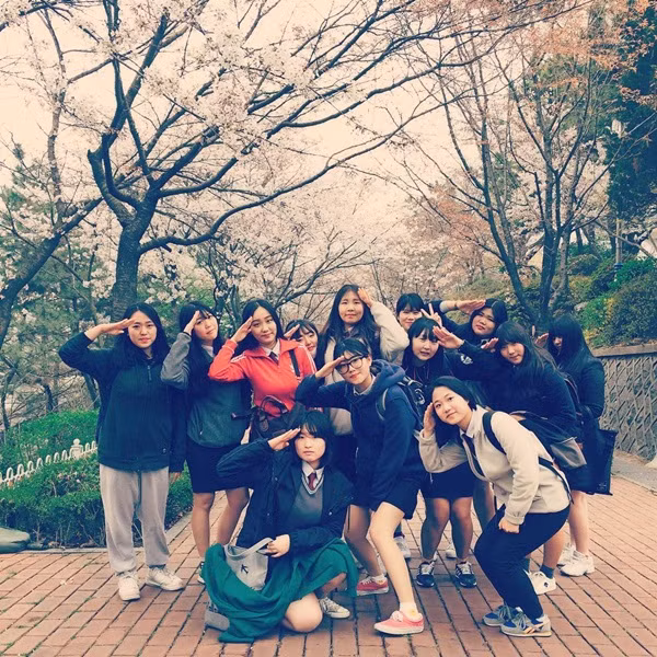 Loạt nữ sinh Hàn Quốc với kiểu pose ảnh Đoàn kết!