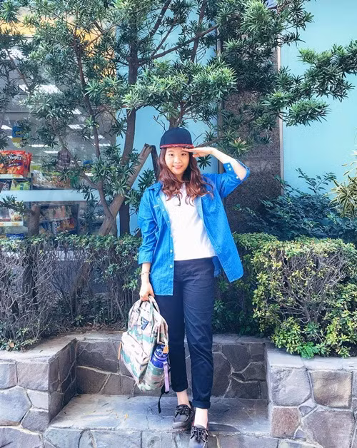 Cơn sốt finger-heart hay V-sign đã lùi vào quá khứ để nhường chỗ cho "Đoàn kết".