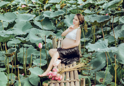 "Khi mình nghĩ đến chụp ảnh bầu với hoa sen, mình đã lăn tăn khá lâu. Vì hoa sen không chỉ gần gũi mà còn là loài hoa tượng trưng cho vẻ đẹp tươi sáng, cao sang và thuần khiết mang tính dân tộc, từ lâu đời được đa số người Việt Nam yêu thích và tôn vinh, dư luận quốc tế công nhận. Có rất nhiều cô gái mặc áo dài, bà ba, áo yếm khi chụp nên mình nghĩ mình đang bầu thì là một điều gì đó rất thiêng liêng, đầy ý nghĩa không có gì phản cảm hay tạo ra hình ảnh xấu". Nữ giáo viên Hải Yến chia sẻ thêm.