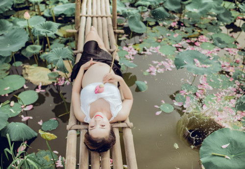 Chị Hải Yến cũng cho biết ban đầu khi mặc bộ yếm để chụp ảnh chị cũng không hình dung được trông mình sẽ như thế nào. Tuy nhiên thật bất ngờ là chị được mọi người xung quanh hết lời khen ngợi.