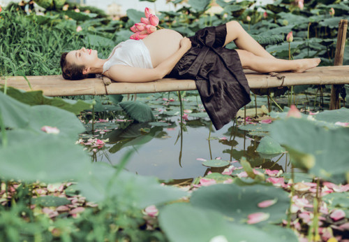 Vì muốn có một bộ ảnh đặc biệt, khác với các mẹ bầu khác nên chị Hải Yến đã chọn hồ sen là nơi tạo dáng ghi lại khoảnh khắc mang bầu thiêng liêng.