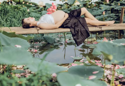 Vì muốn có một bộ ảnh đặc biệt, khác với các mẹ bầu khác nên chị Hải Yến đã chọn hồ sen là nơi tạo dáng ghi lại khoảnh khắc mang bầu thiêng liêng.