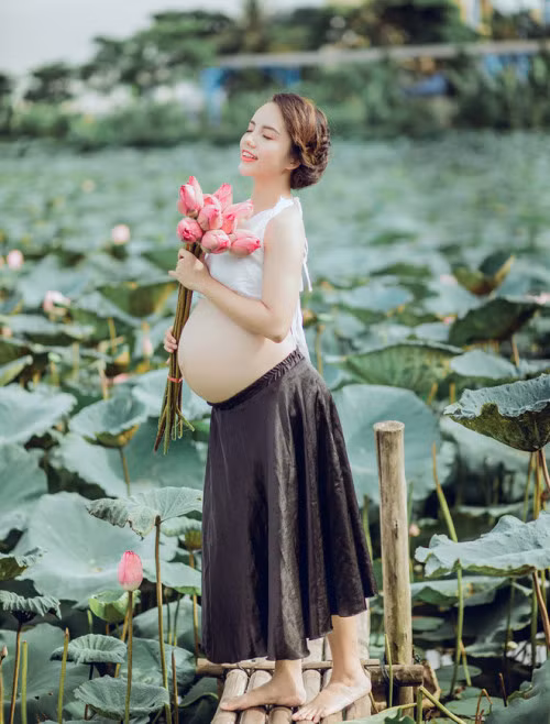 Chia sẻ về bộ ảnh bầu này, chị Hải Yến cho biết: "Bộ ảnh được mình thực hiện ở tuần 32 thai kỳ. Ban đầu mình dự định sẽ chờ bụng to một chút rồi chụp trong studio tuy nhiên khi mình xem ảnh của các bà bầu thì đều có đặc điểm chung là trong studio chụp với lụa, váy, hoa, đồ trẻ con, trên giường... Mình thấy ý tưởng khá giống nhau mà tính mình lại hay thích làm gì đó khác khác nên quyết định chụp ảnh với hoa sen."