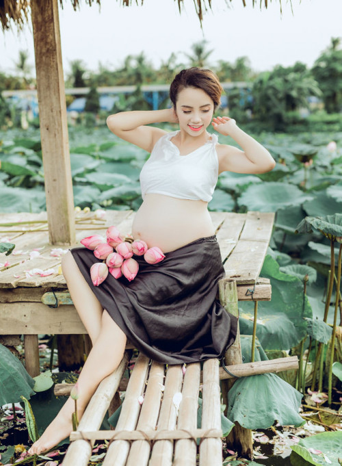 Bộ ảnh chụp bên hồ sen thời gian mang thai của cô giáo Hải Yến khiến CĐM cảm thấy thích thú.