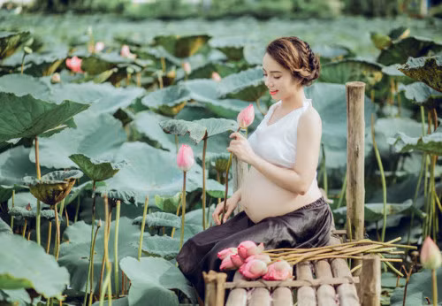 Vac bung bau vuot mat di chup hoa sen, co giao tre gay xon xao CDM