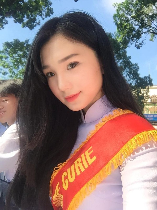 Vào năm 2017, bức ảnh cô nữ sinh trường Marie Curie (TPHCM) trong bộ áo dài trắng được đăng tải lên mạng đã nhận về hàng ngàn lượt thích của cư dân mạng.