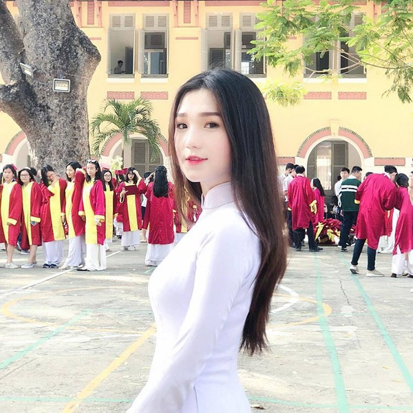 Nữ sinh mặc áo dài đẹp nhất trường Marie Curie đó là Nguyễn Thị Thu Tâm (SN 2000). Ngay từ khi còn ngồi trên ghế nhà trường, cô bạn này đã gặt hái được nhiều thành công trong học tập.